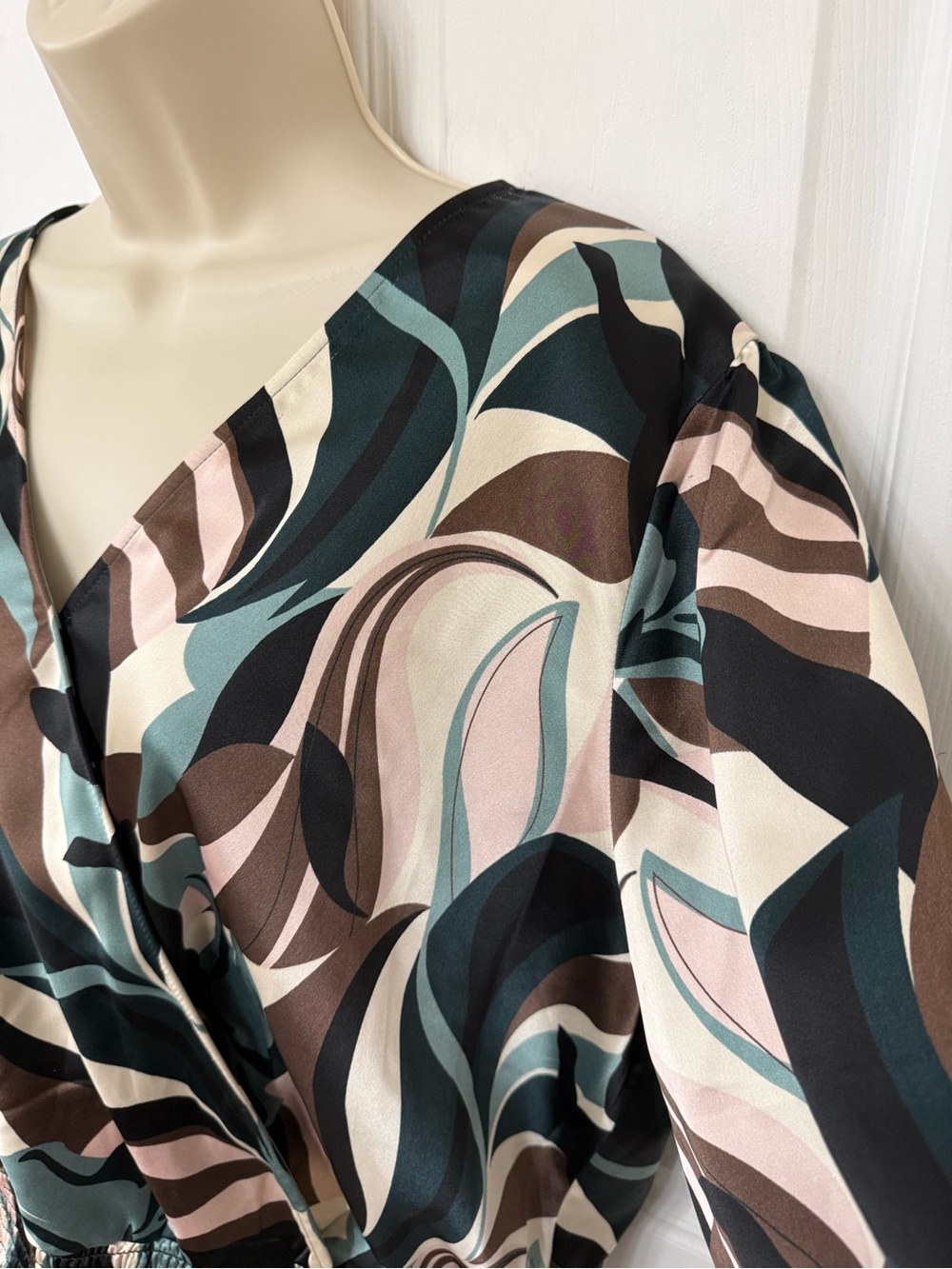 Pleione Abstract Print Surplice Bell Sleeve Smocked Blouse XL - Picture 7 of 15